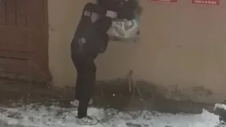 Магнитогорец разрисовывает стены зданий, а в ответ на замечания показывает неприличные жесты