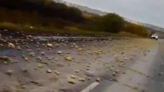 На трассе в Шацке дорога усыпана битыми кирпичами