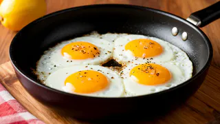 Не сало и не масло: на чём жарят яичницу ушлые хозяйки — запомните раз и навсегда
