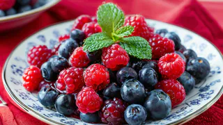 Именно эта ягода — самая вредная: а мы её и покупаем как деликатес, и детей заставляем есть