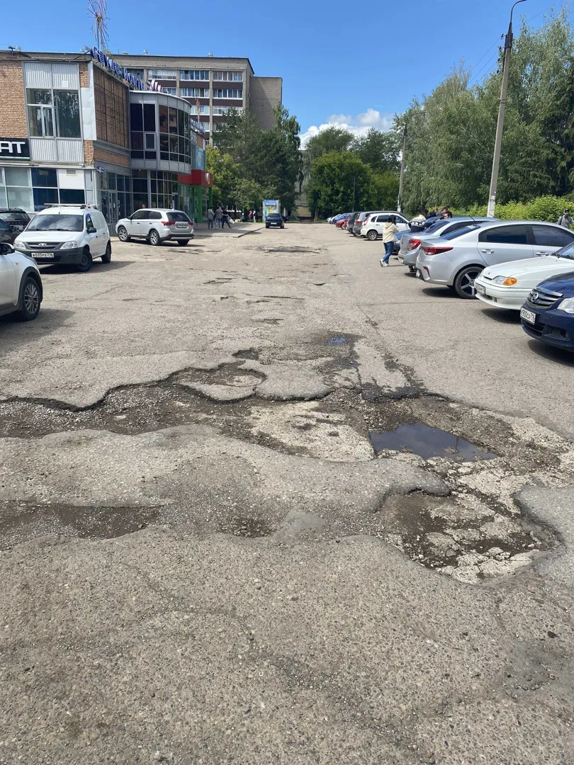 «Проехать без ущерба для автомобиля сложно, яма на полколеса»