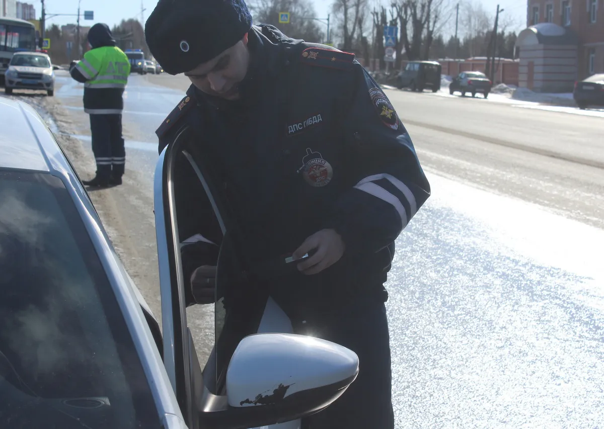 Водителей в Магнитогорске тормозил полицейский Дед Мороз