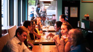 Именно 1 привычка за столом говорит о низком интеллекте человека: не опозорьтесь 