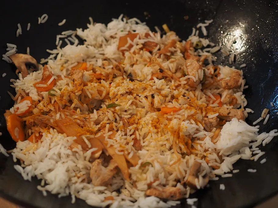 Как спасти подгоревший рис с помощью белого хлеба