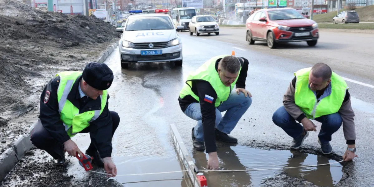 В Пензе сотрудники полиции и общественники оценили состояние дорог