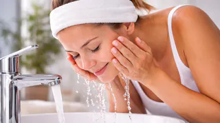 Спросила у бабушки, как они умывались раньше — оказалось, мы делаем это неправильно: 5 простых правил