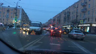 Путь домой усложнился: возле Победы затеяли ремонт дороги, стоит пробка