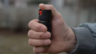 Жителей Белых Берегов терроризирует подросток с баллончиком