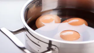 Горячая или холодная? Вот в какую воду надо класть яйца для варки – запомните раз и навсегда