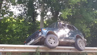 В Рязанской области произошло странное ДТП: "Нива" повисла на ограждении
