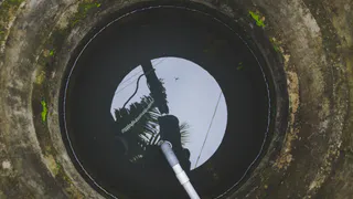 Рюмку в унитаз на ночь — к утру выгребная яма чиста: выливаем один раз в месяц — и забываем об откачке на 15 лет