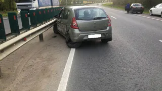 В Михайловском районе женщина на Renault врезалась в отбойник и была госпитализирована