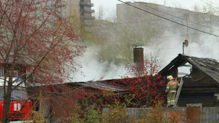 В результате пожара в заброшенном сарае погиб бездомный мужчина