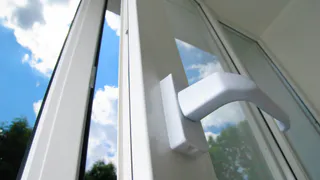 Нижнекамцев предупреждают об опасности открытых окон