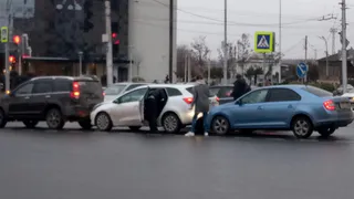 В Рязани на Первомайском проспекте столкнулись три легковушки