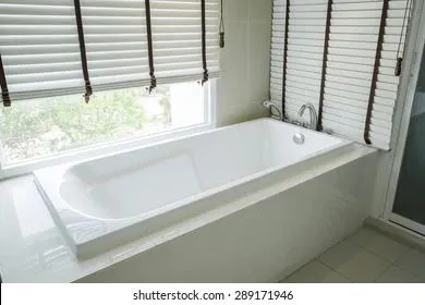 Чистим слив ванне с помощью коктейльной трубочки