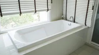 Чистим слив ванне с помощью коктейльной трубочки