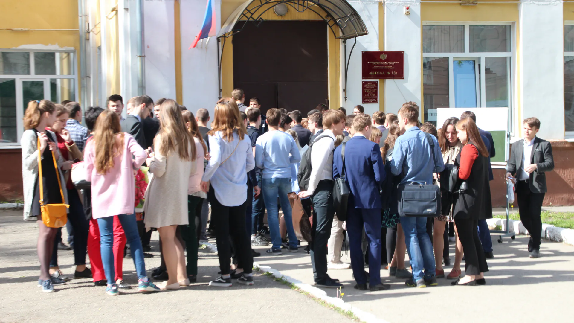 ЕГЭ по русскому - исповедь выпускников перед кабинетом сдачи экзамена. Репортаж с места события
