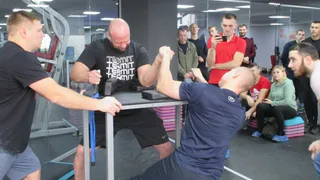 Участник соревнований по армрестлингу получил травму
