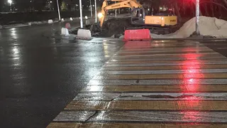 Огородили тротуар: из-за реконструкции перекрестка у Глобуса рязанцам приходится идти по проезжей части