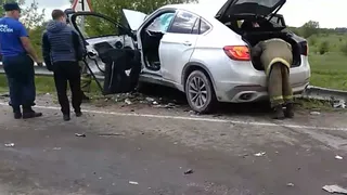 Одного из водителей увезли в реанимацию: в Рыбном столкнулись внедорожник и легковушка