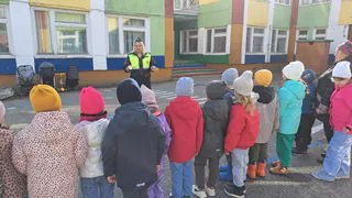 Инспектор ГИБДД провела урок безопасности для малышей в Усинске