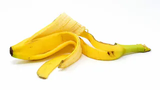 Банановую кожуру посыпаю солью и весь июнь не нарадуюсь: лучший лайфхак для лентяев