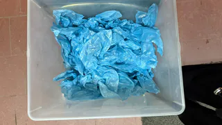 Подруга покупает пачками бахилы. Когда узнала зачем, стала закупать еще больше - 5 необычных применений бахил