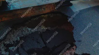 Коммунальщики выяснили причину провала асфальта под авто на улице Владимира