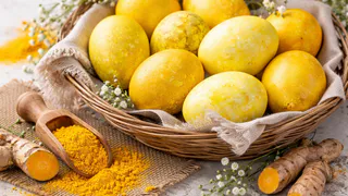 Шелуха и красители остались в прошлом — 3 оттенка, которые хозяйки получают без химии: всё натуральное