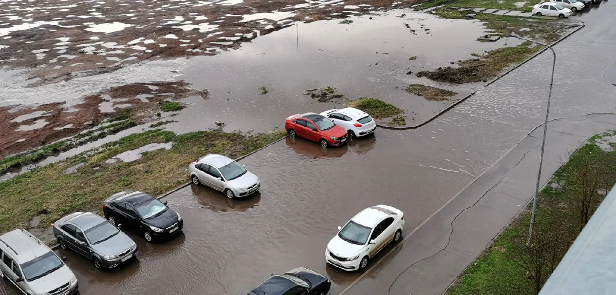 Тот случай, когда машины утопают в лужах