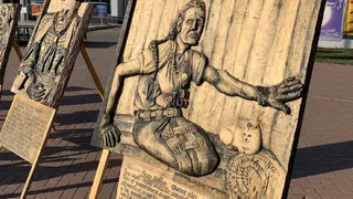 Деревянные портреты ветеранов на Победе не оставили прохожих равнодушными