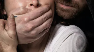 Пензенец пытался задушить жену из-за плохой уборки