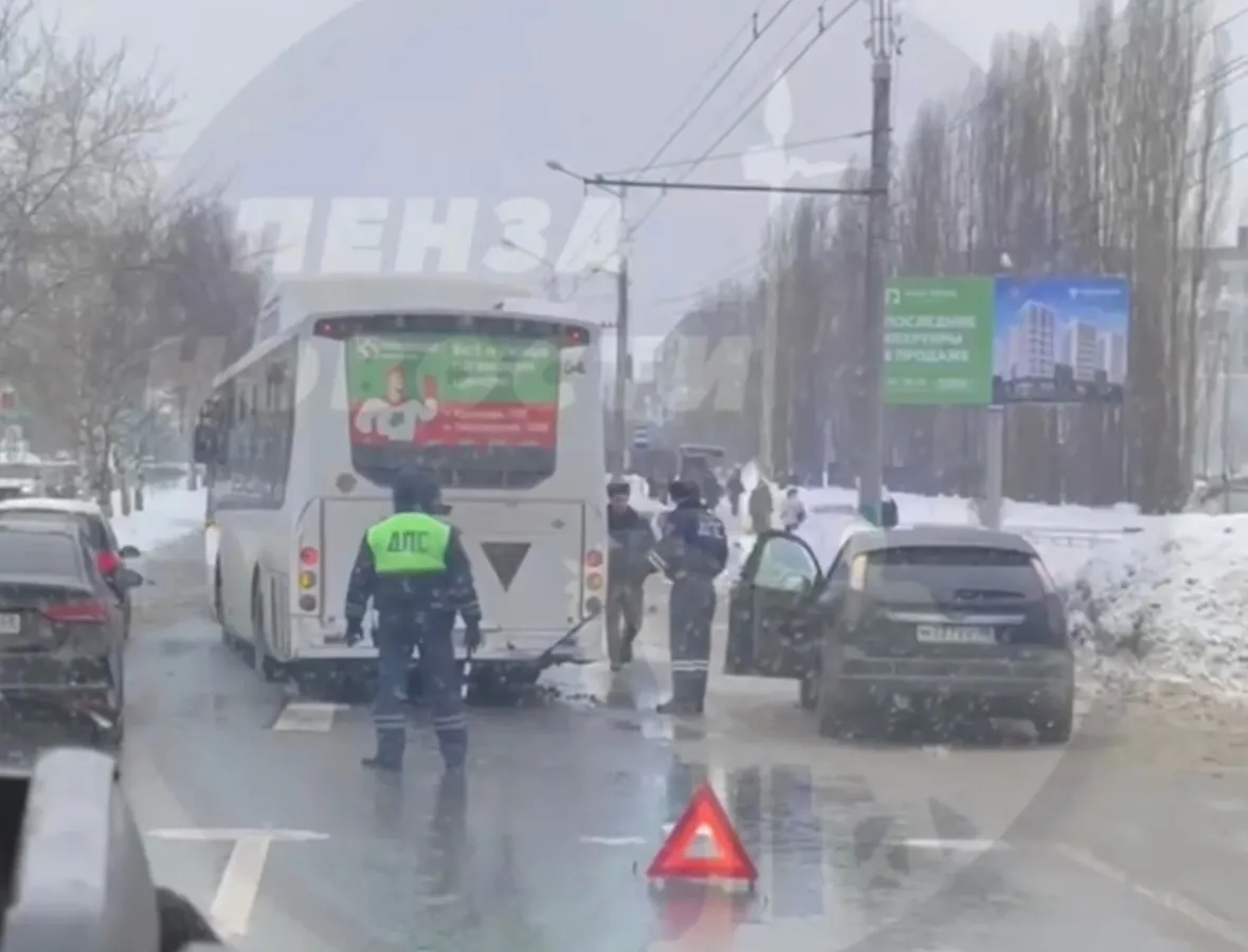 В Пензе автобус сбил выходившего из авто таксиста