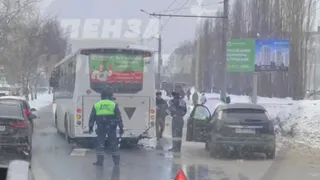 В Пензе автобус сбил выходившего из авто таксиста