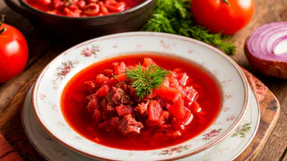 Не уксус и не лимон: с этой добавкой борщ станет алым, а вкус — пальчики оближешь