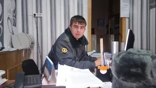 Экс-полицейский избил инвалида, привязял его тросом к машине и требовал денег