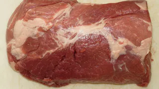 Даже жесткое, как подошва, мясо станет пуховым: замочите его в этом простом маринаде — секрет повара