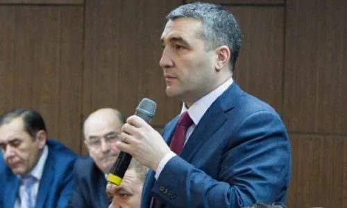 Директора челнинского ПАДа задержали в рабочем кабинете
