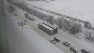 Грандиозный затор: две фуры перегородили Восточную окружную