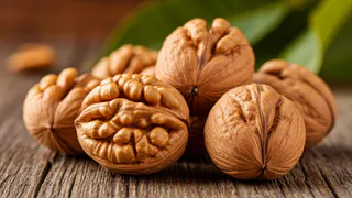 Теперь грецкие орехи не чищу - использую бутылку: легко как щелкать семечки - ядрышко всегда целое, никаких крошек