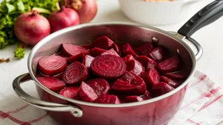 Не варю свеклу часами — хватает 15 минут: есть одна уловка при варке — получается вкуснее, сочнее и без аромата на весь 