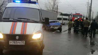 В Пензе спасатели вытащили пассажира из искореженного после ДТП автомобиля