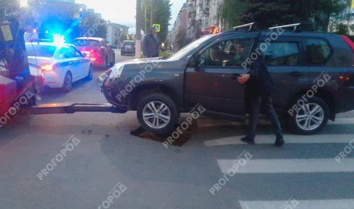 Во Владимире автомобиль частично провалился под асфальт на Октябрьском проспекте