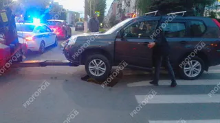 Во Владимире автомобиль частично провалился под асфальт на Октябрьском проспекте