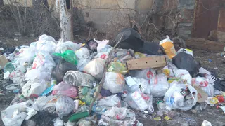 «Около дома сформировалась помойка»: рязанцы жалуются на стихийную свалку мусора у себя во дворе