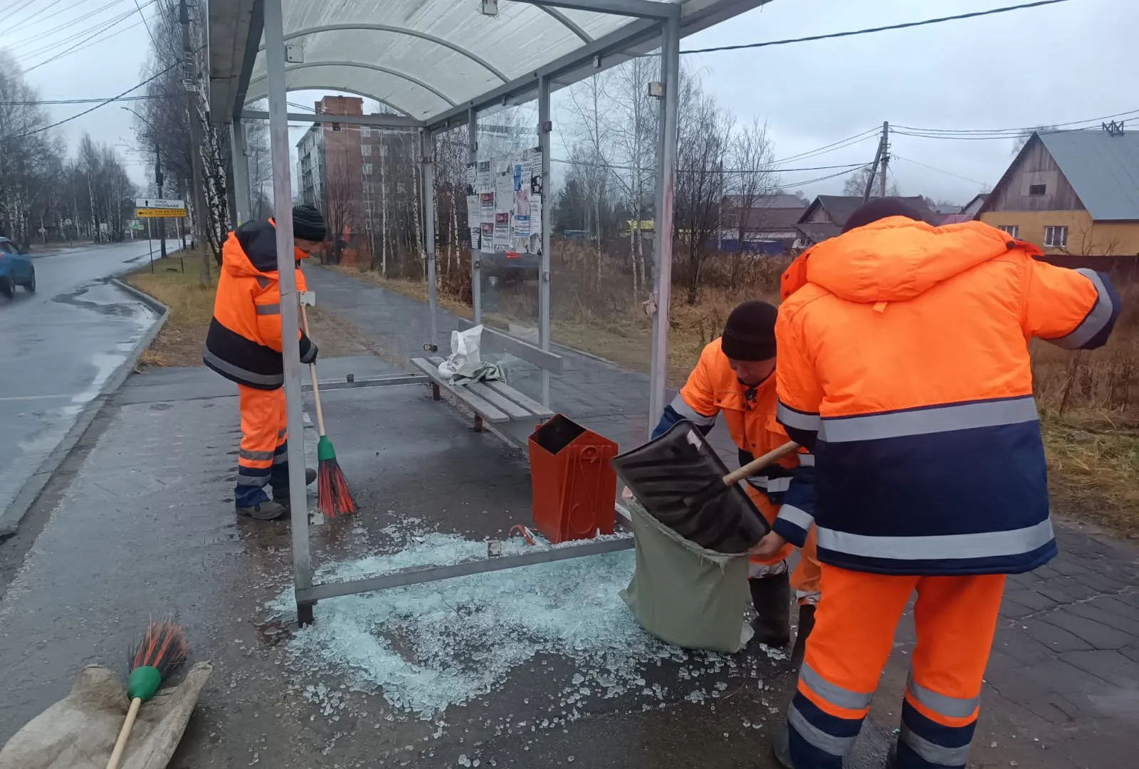 В Сыктывкаре неизвестные вандалы повредили остановочный павильон "Скала"