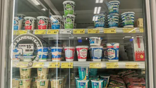 Проверка сметаны раскрыла неприятный факт — несколько популярных продуктов лучше не покупать: рассказываю подробнее