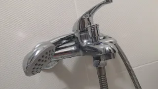 Надела это на кран — утром не поверила глазам: известковый налёт исчез сам