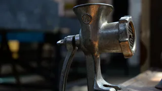 Точить нож и решётку мясорубки иду теперь с батарейкой: эффекту не нарадуюсь — работать в разы легче